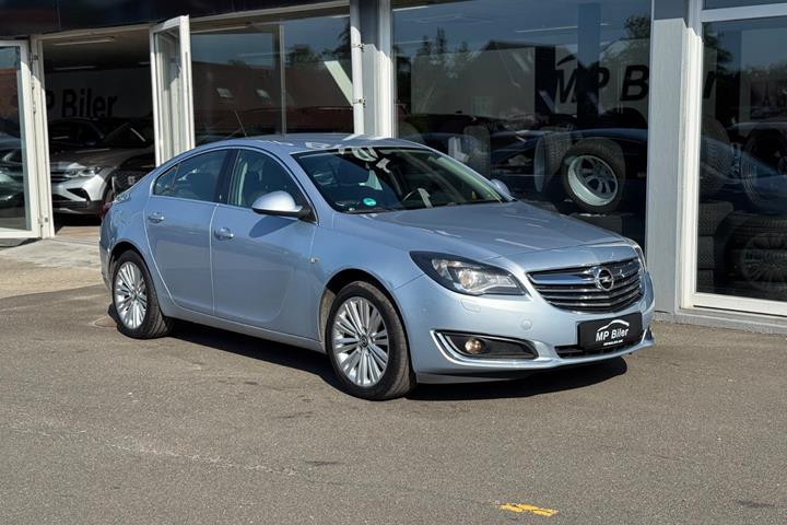 Blå Opel Insignia fra 2014