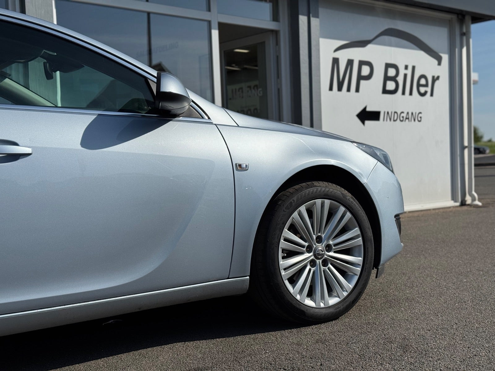 Blå Opel Insignia fra 2014