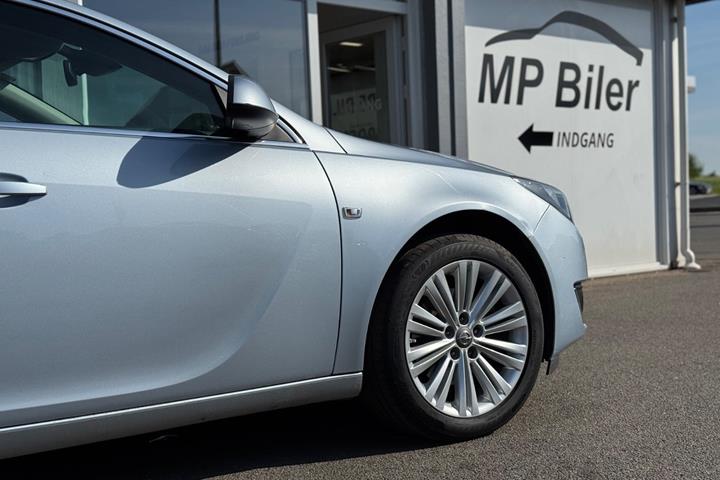 Blå Opel Insignia fra 2014