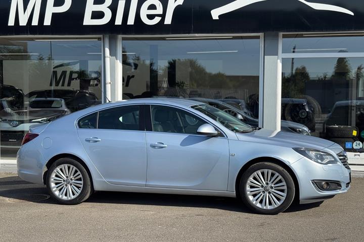 Blå Opel Insignia fra 2014