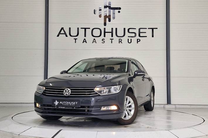 Grå VW Passat fra 2016