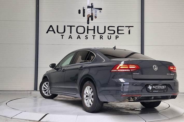 Grå VW Passat fra 2016