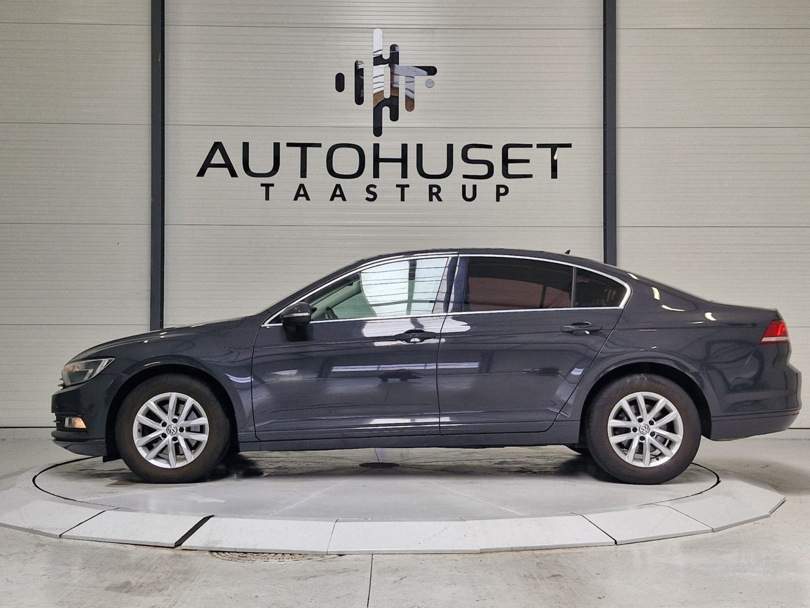 Grå VW Passat fra 2016