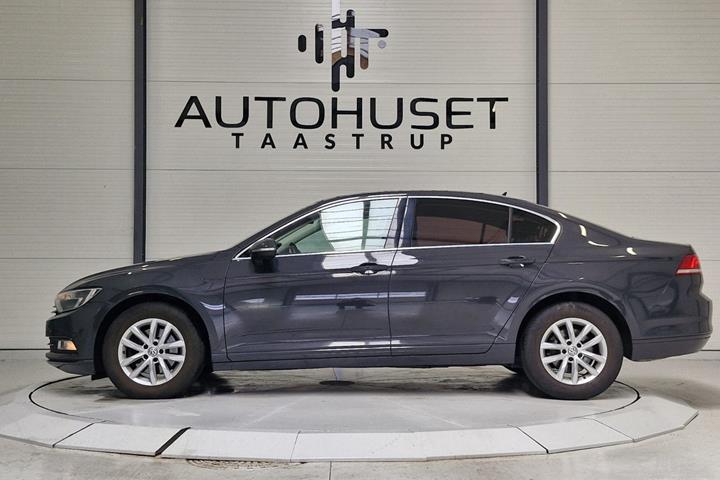 Grå VW Passat fra 2016