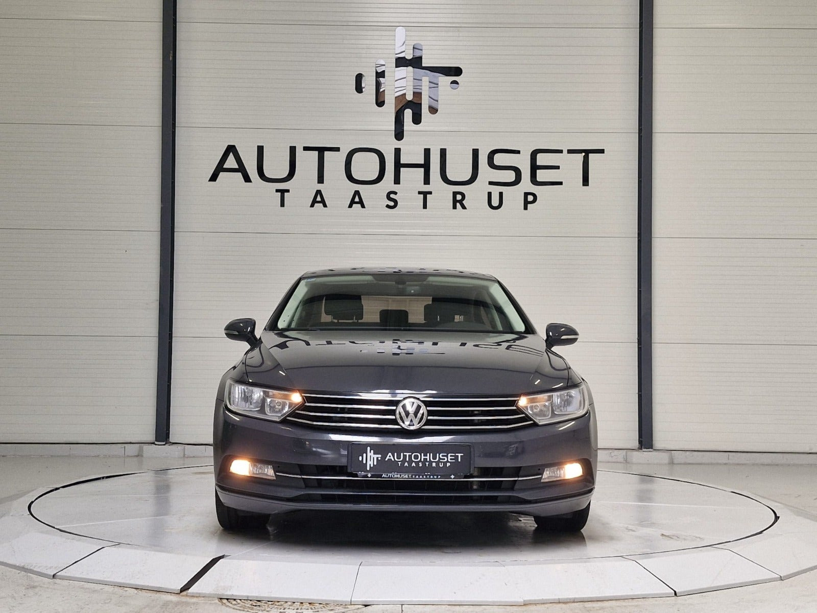 Grå VW Passat fra 2016