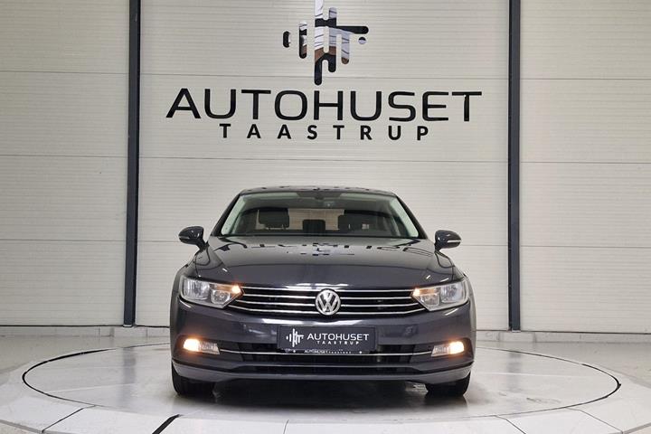 Grå VW Passat fra 2016