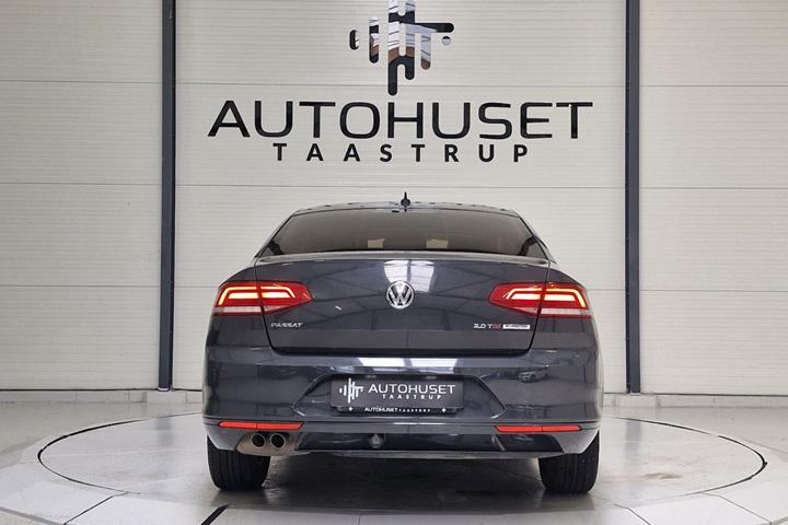 Grå VW Passat fra 2016
