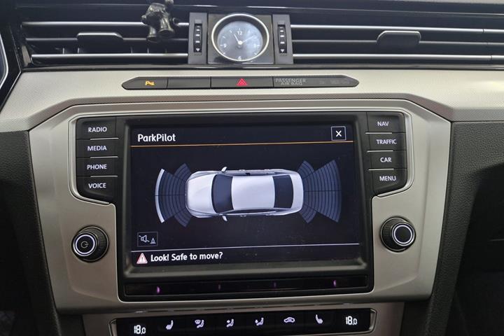 Grå VW Passat fra 2016