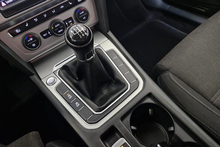 Grå VW Passat fra 2016