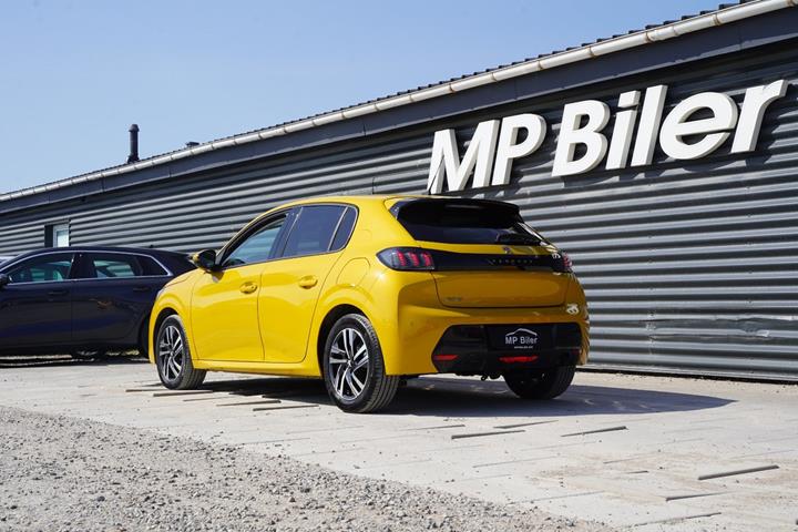 Gul Peugeot 208 fra 2022