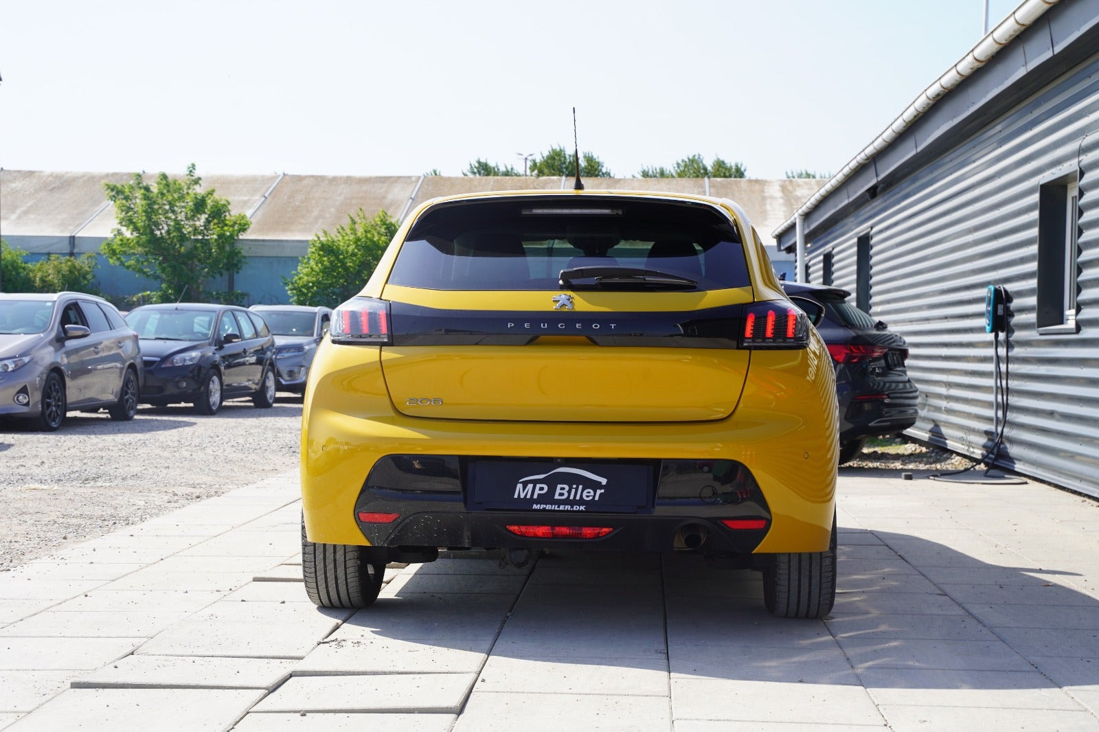 Gul Peugeot 208 fra 2022