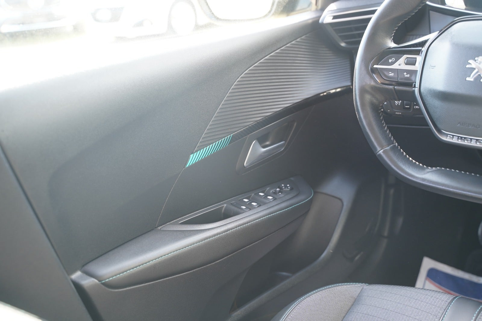 Gul Peugeot 208 fra 2022