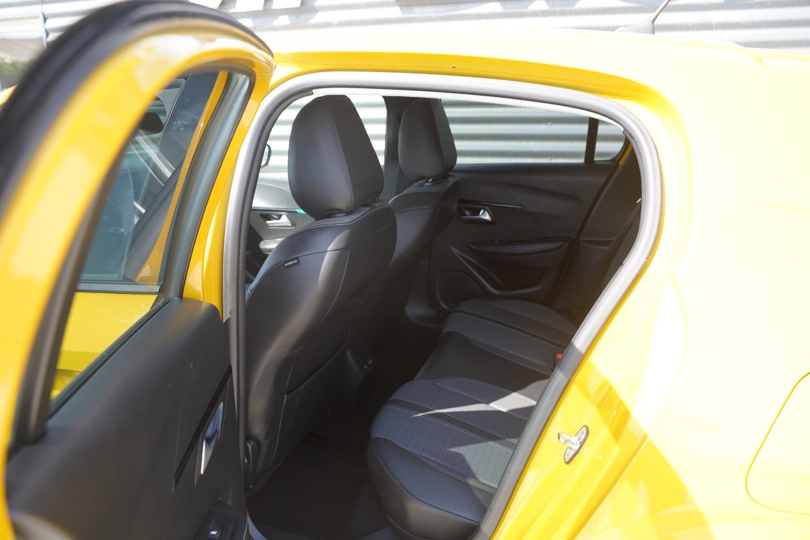 Gul Peugeot 208 fra 2022