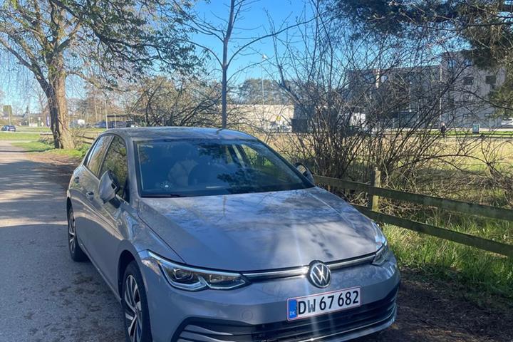 Grå VW Golf VIII fra 2020