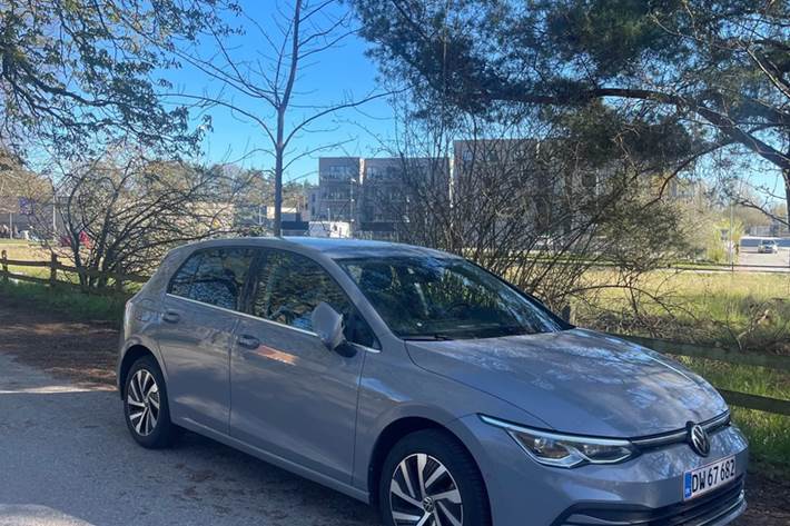Grå VW Golf VIII fra 2020
