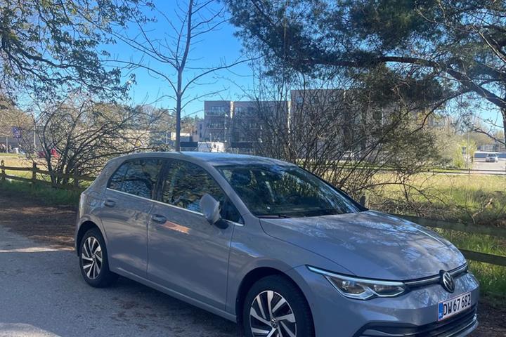 Grå VW Golf VIII fra 2020