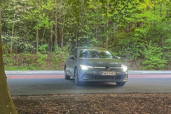 Grå VW Golf VIII fra 2020