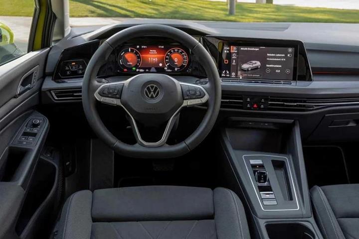 Grå VW Golf VIII fra 2020