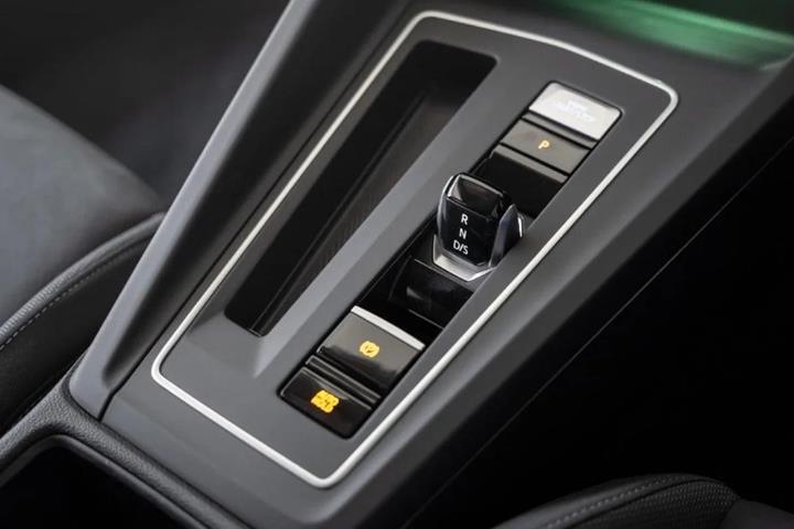 Grå VW Golf VIII fra 2020