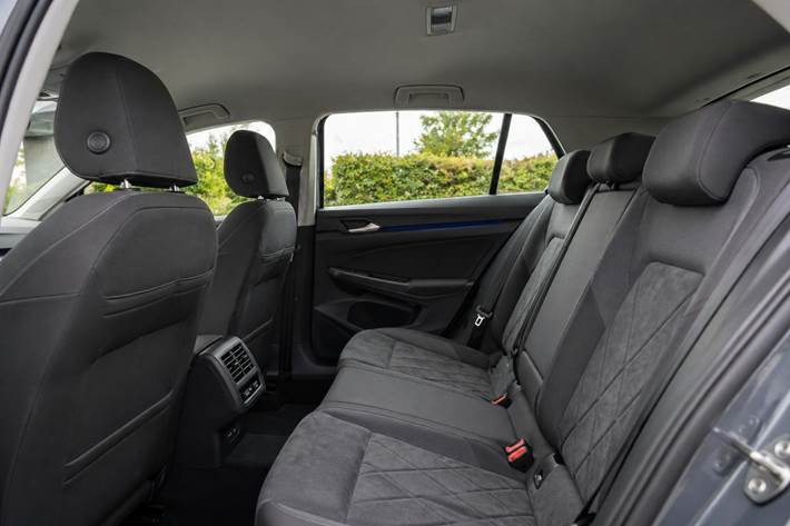 Grå VW Golf VIII fra 2020