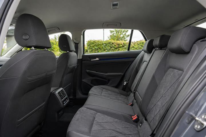 Grå VW Golf VIII fra 2020