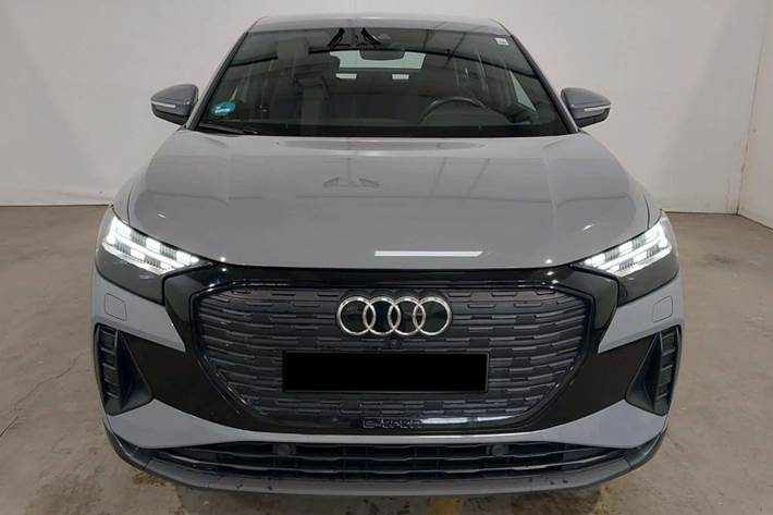 Grå Audi Q4 e-tron fra 2023