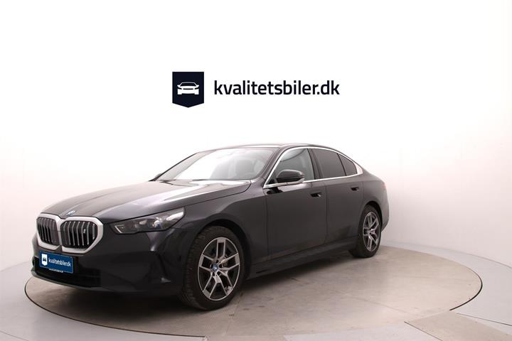 Sort BMW i5 fra 2024 set udefra