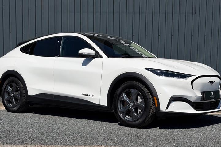 Hvid Ford Mustang Mach-E fra 2023 set udefra