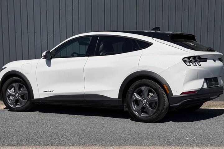 Hvid Ford Mustang Mach-E fra 2023