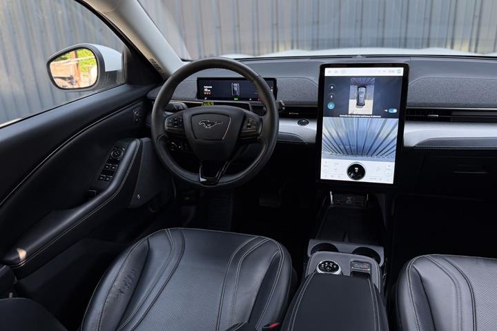 Hvid Ford Mustang Mach-E fra 2023