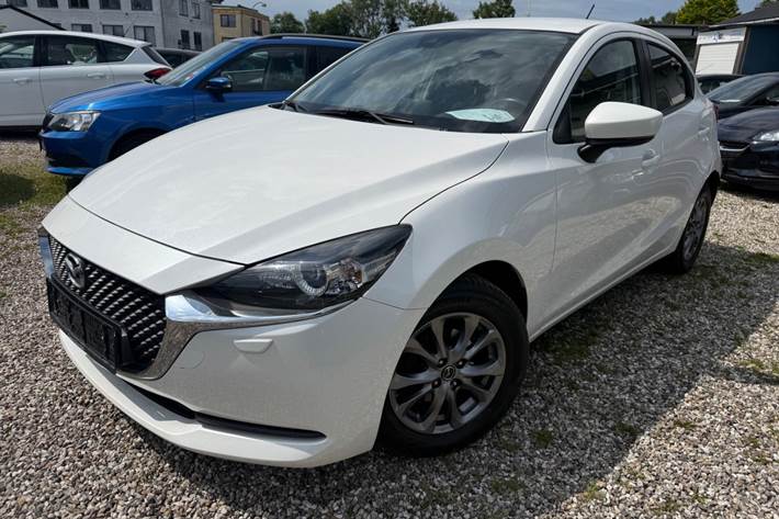 Hvid Mazda 2 fra 2020 set udefra