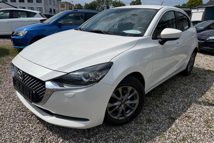 Hvid Mazda 2 fra 2020 set udefra