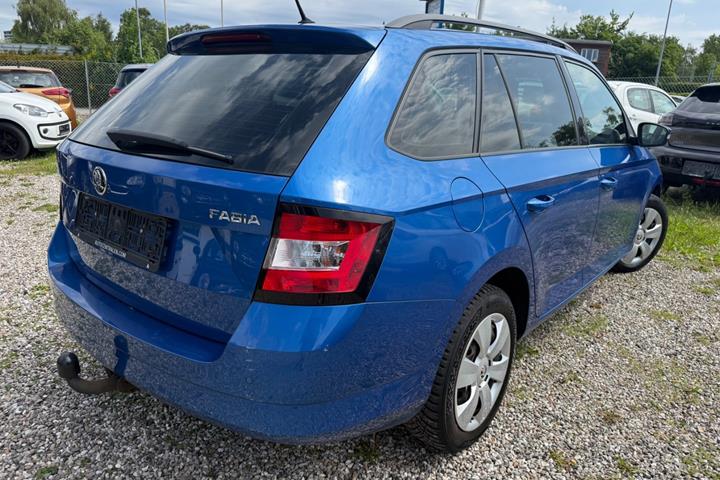 Blå Skoda Fabia fra 2016
