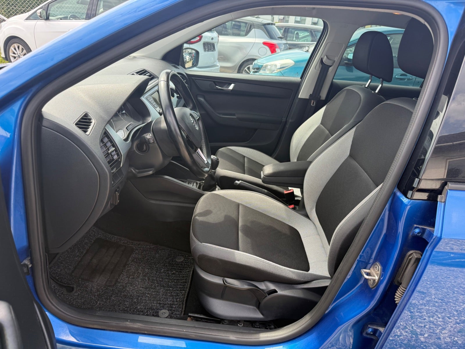 Blå Skoda Fabia fra 2016