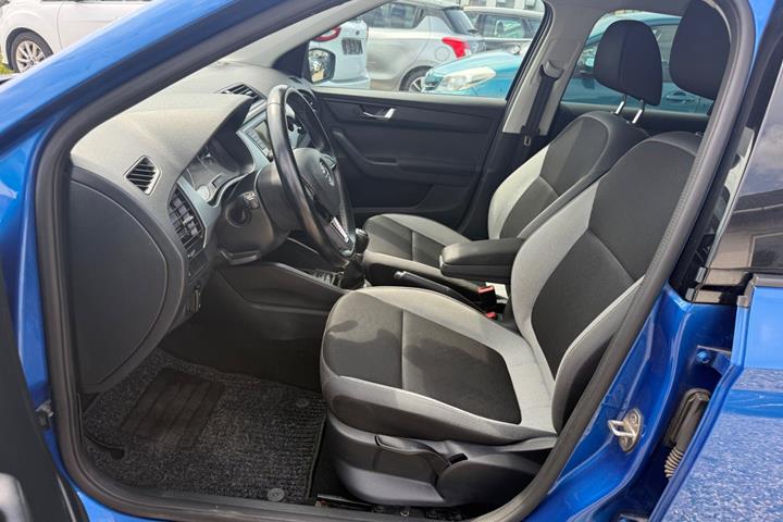 Blå Skoda Fabia fra 2016