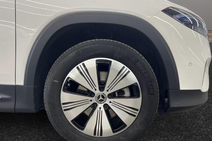 Hvid Mercedes EQB250+ fra 2025