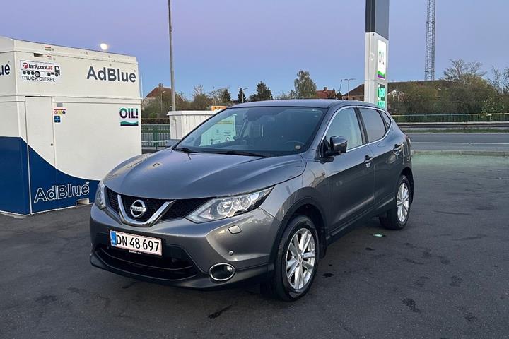 Grå Nissan Qashqai fra 2017 set udefra