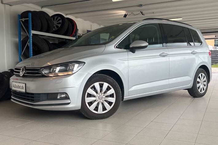 Sølv VW Touran fra 2018 set udefra