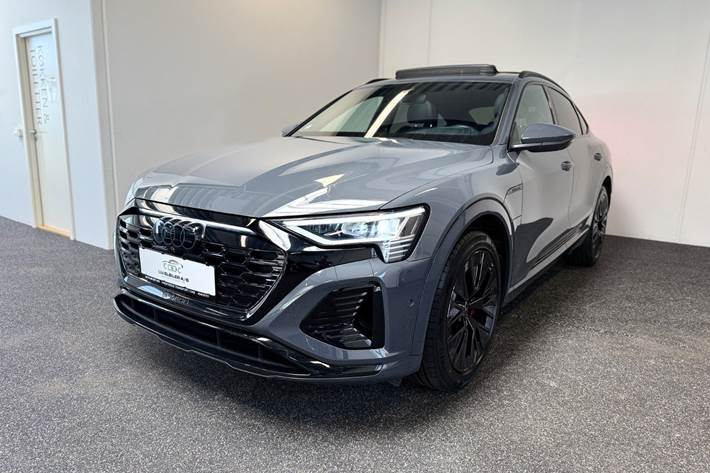 Grå Audi Q8 e-tron fra 2024