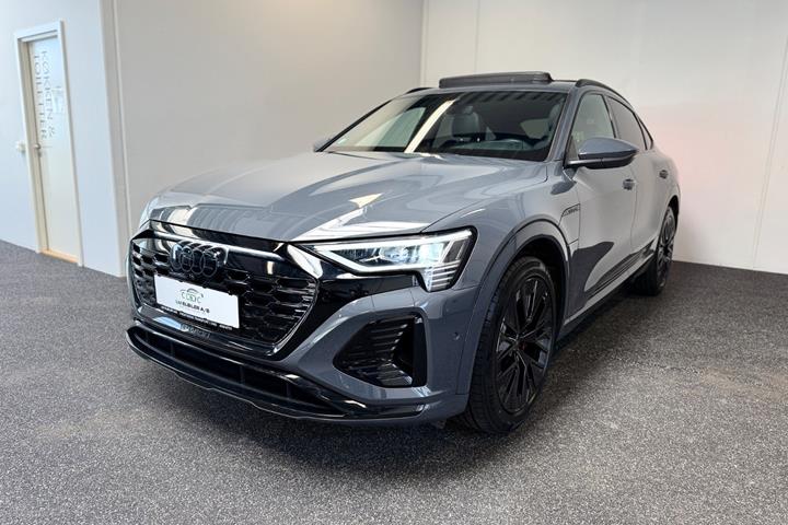 Grå Audi Q8 e-tron fra 2024 set udefra