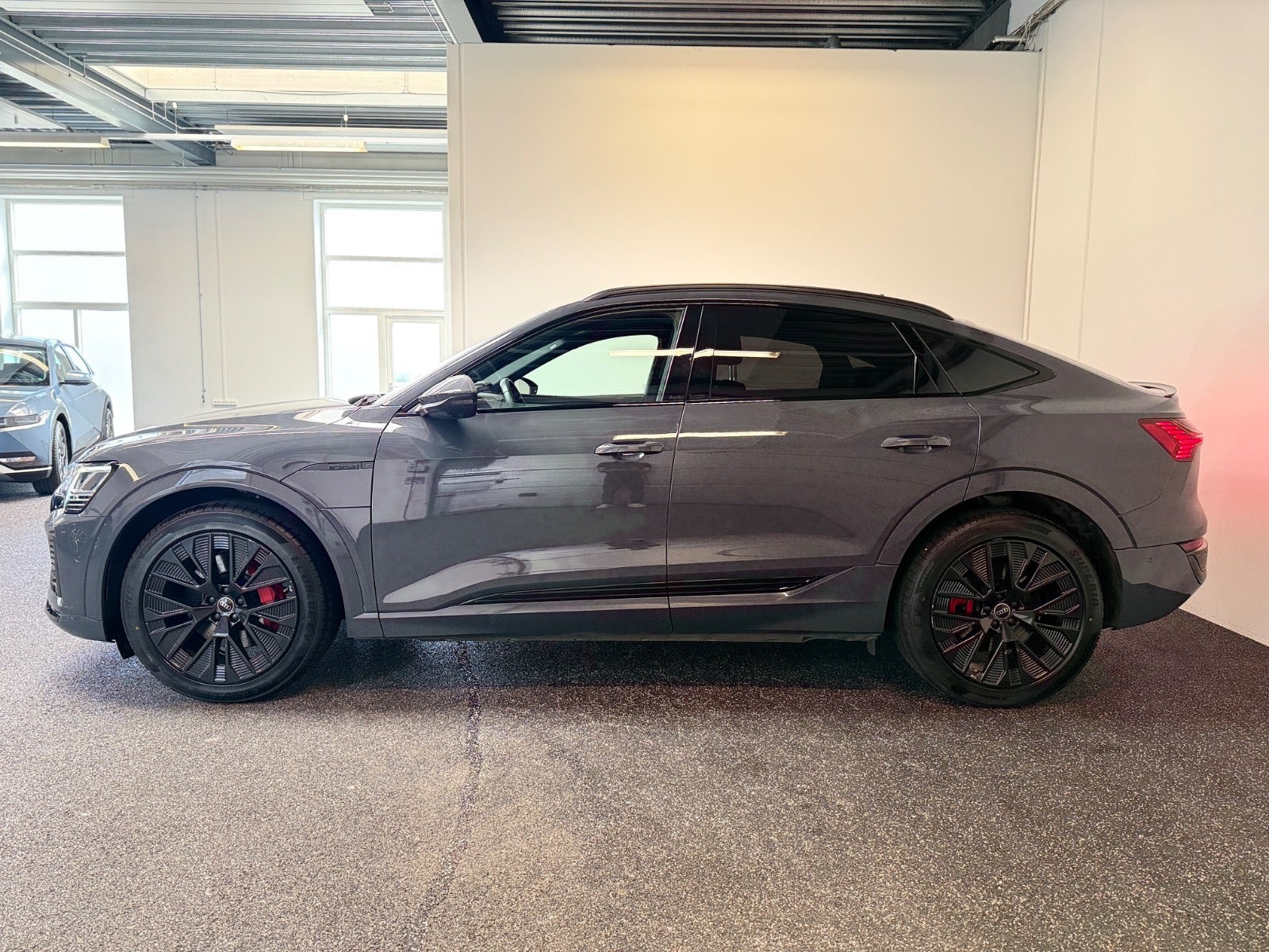 Grå Audi Q8 e-tron fra 2024