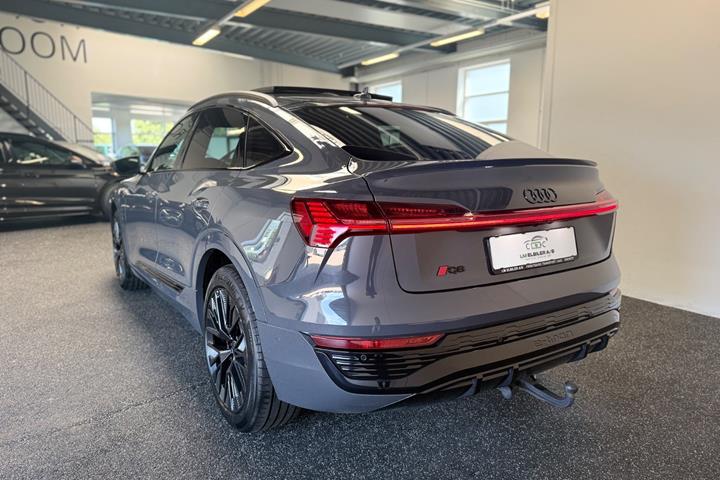 Grå Audi Q8 e-tron fra 2024