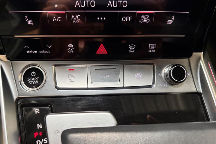 Grå Audi Q8 e-tron fra 2024