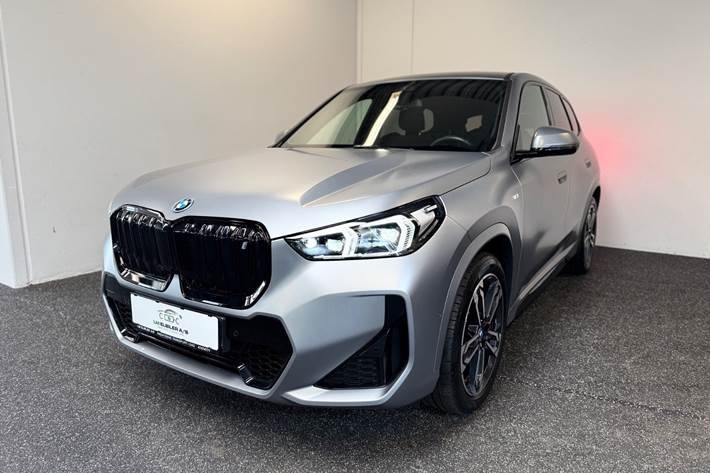 Grå BMW iX1 fra 2023