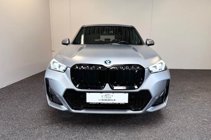 Grå BMW iX1 fra 2023