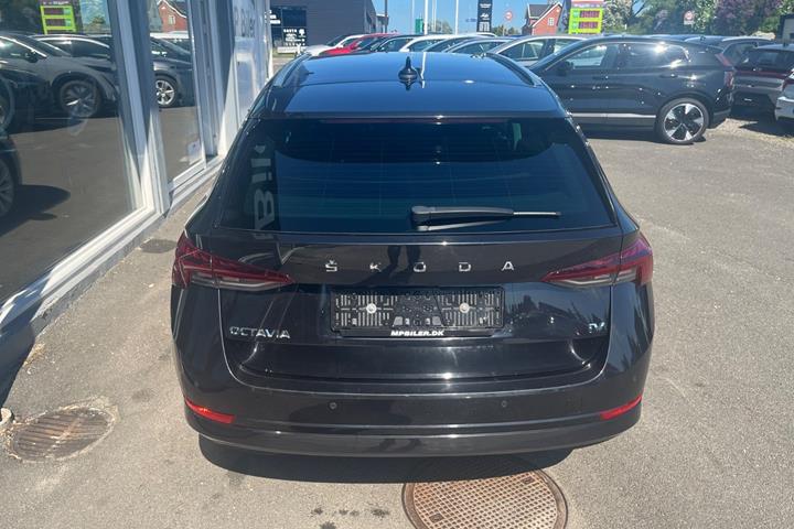 Sort Skoda Octavia fra 2021