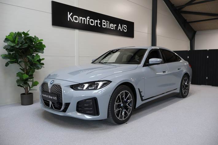 Grå BMW i4 fra 2025