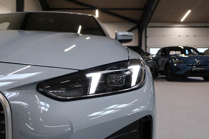 Grå BMW i4 fra 2025