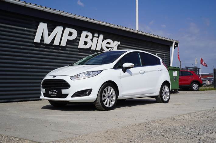 Hvid Ford Fiesta fra 2016 set udefra