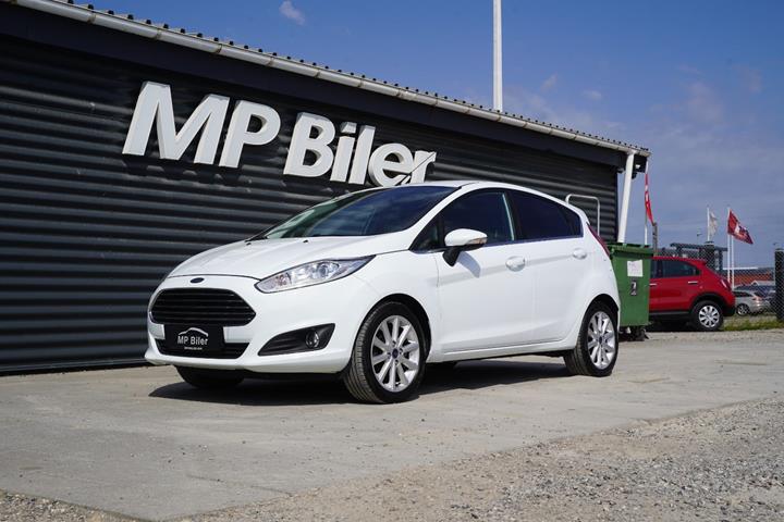 Hvid Ford Fiesta fra 2016 set udefra